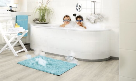 wineo Bodenbelag wineo Bodenbelag im Badezimmer mit Kindern in der Badewanne