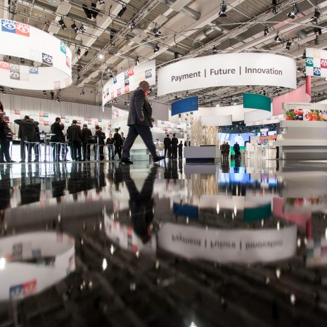 wineo Laminatboden wineo Laminatboden schwarz glänzend auf einer Messe