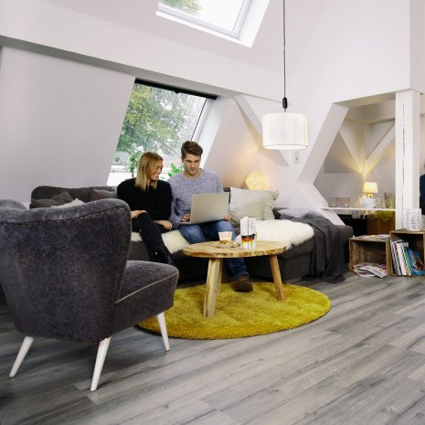 wineo Laminatboden wineo Laminatboden Eiche grau im gemütlichen Wohnzimmer