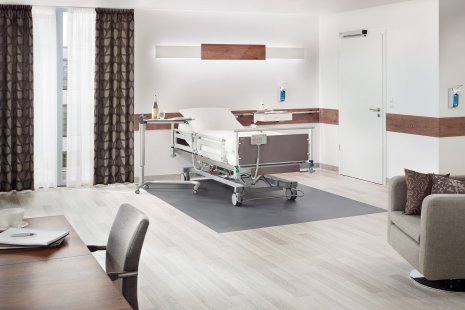 wineo PURLINE Bioboden Behandlungsraum Krankenbett