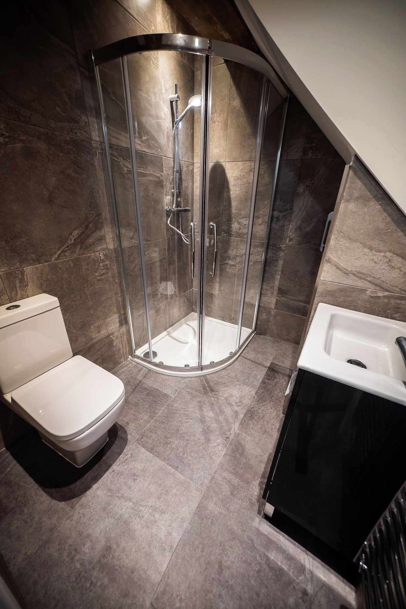 wineo Designboden Badezimmer moderne Einrichtung Toilette Dusche Waschbecken Fliesenoptik