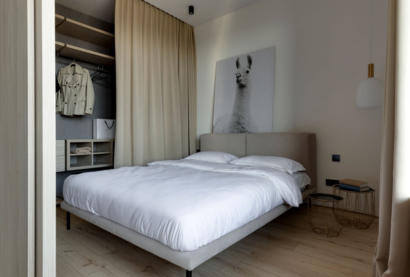 Laminatboden Hotel California LA144SYSV4 im Schlafzimmer mit Bett moderne Einrichtung helle Holzoptik