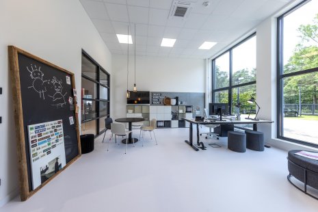 wineo workspace PURLINE Bioboden im Büro moderne Einrichtung Tafel Fußboden Bodenbelag