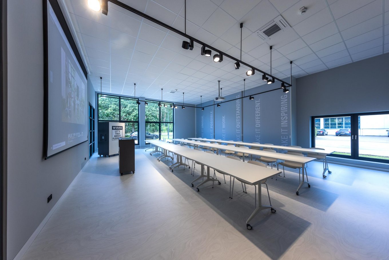 wineo workspace Schulungsraum Besprechungszimmer Seminarraum Schreibtisch Leinwand Fußboden Bodenbelag PURLINE Bioboden weiß