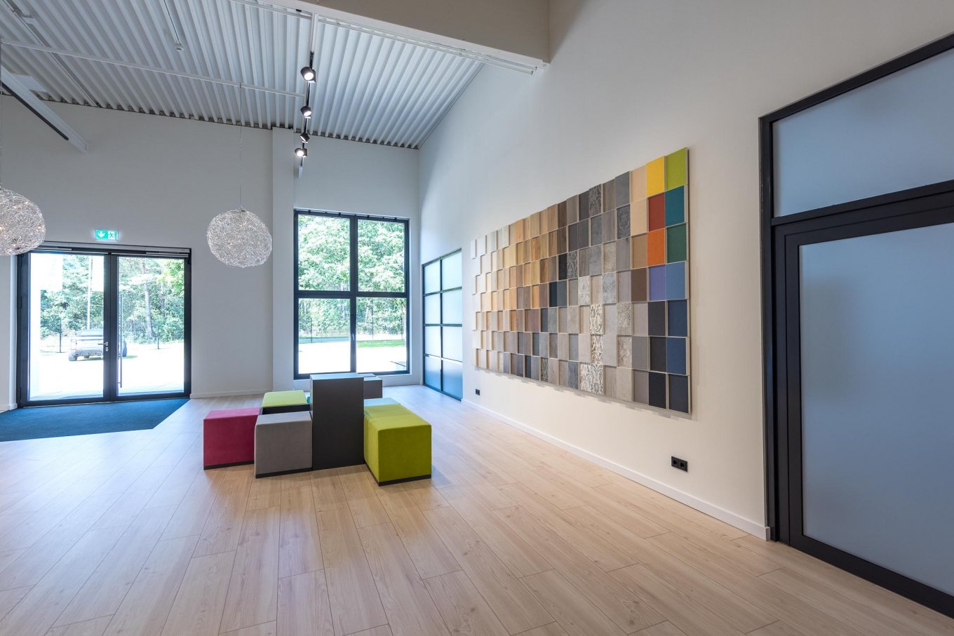 wineo workspace Eingangsbereich Ausstellung PURLINE Bioboden Holzoptik moderne Einrichtung