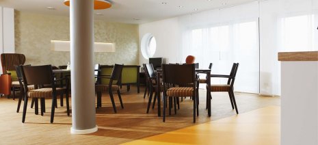 wineo PURLINE Bioboden im Altenpflege Bodeneblag grün Kantine Esszimmer Stühle Tische orange