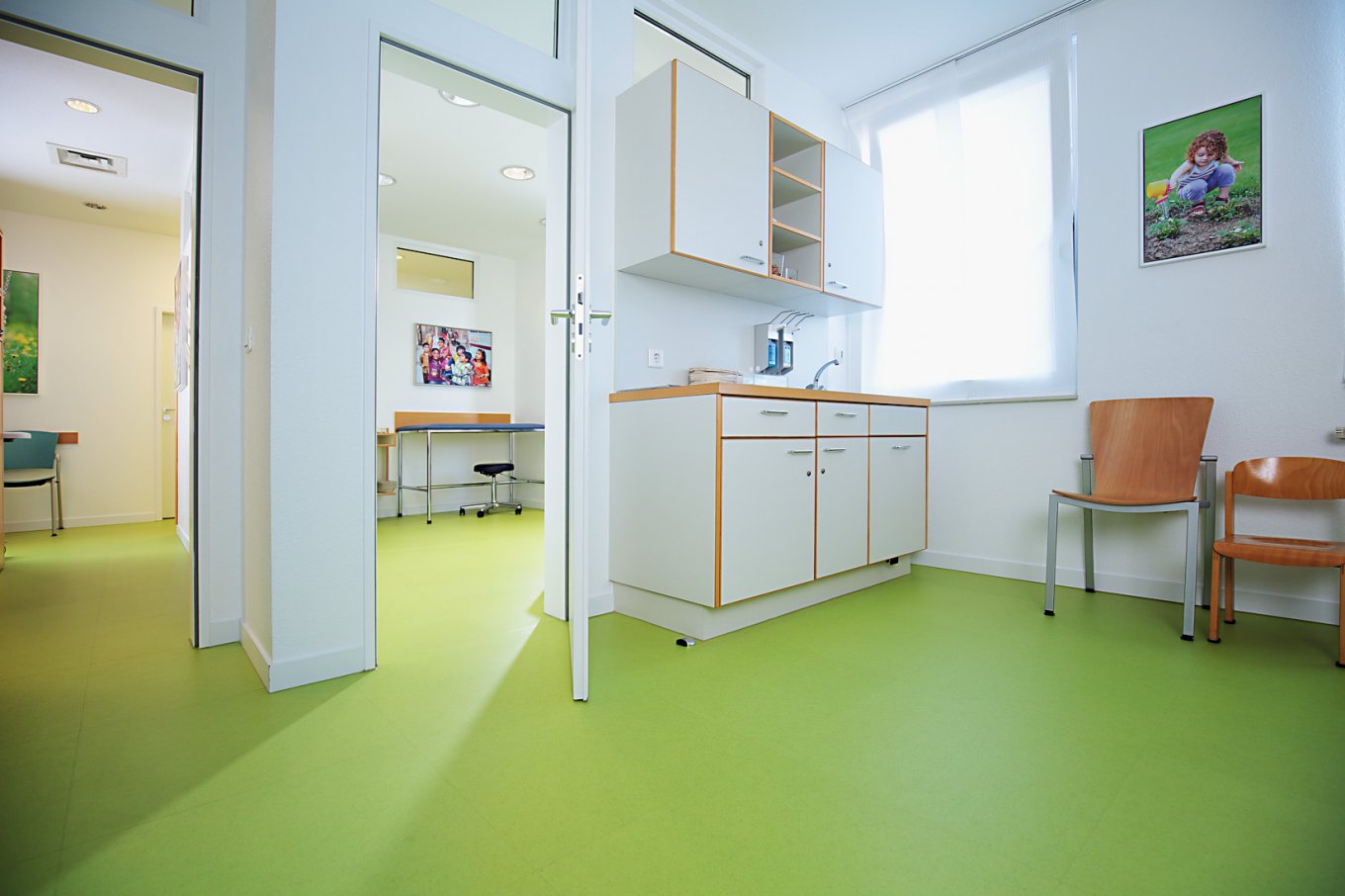 wineo PURLINE Bioboden Kinderarzt Praxis Behandlungsraum Praxisraum Bodenbelag grün