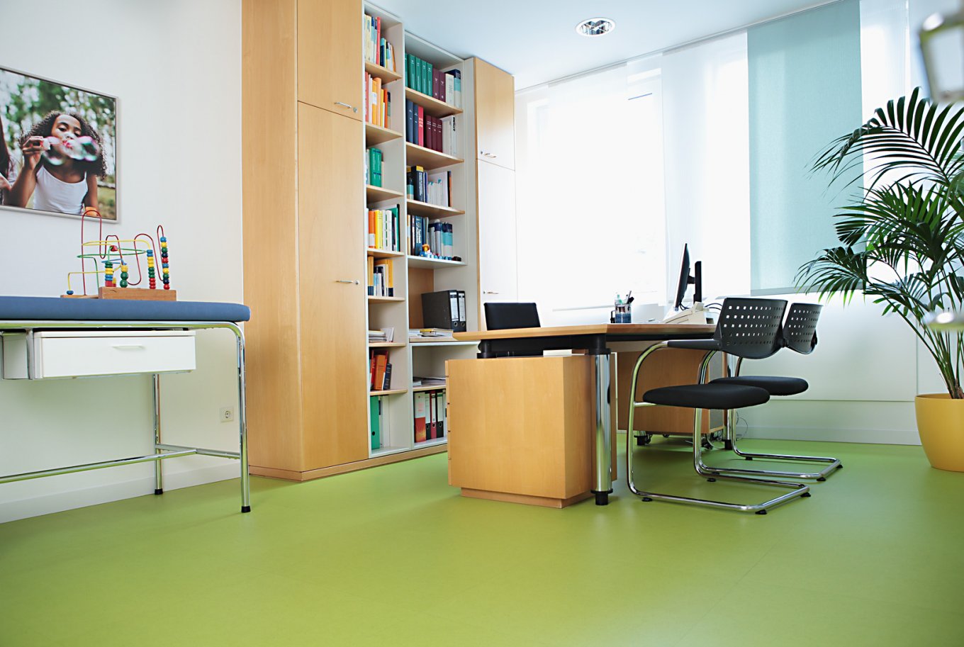 wineo PURLINE Bioboden Kinderarzt Praxis Behandlungsraum Schreibtisch Stühle Bodenbelag grün