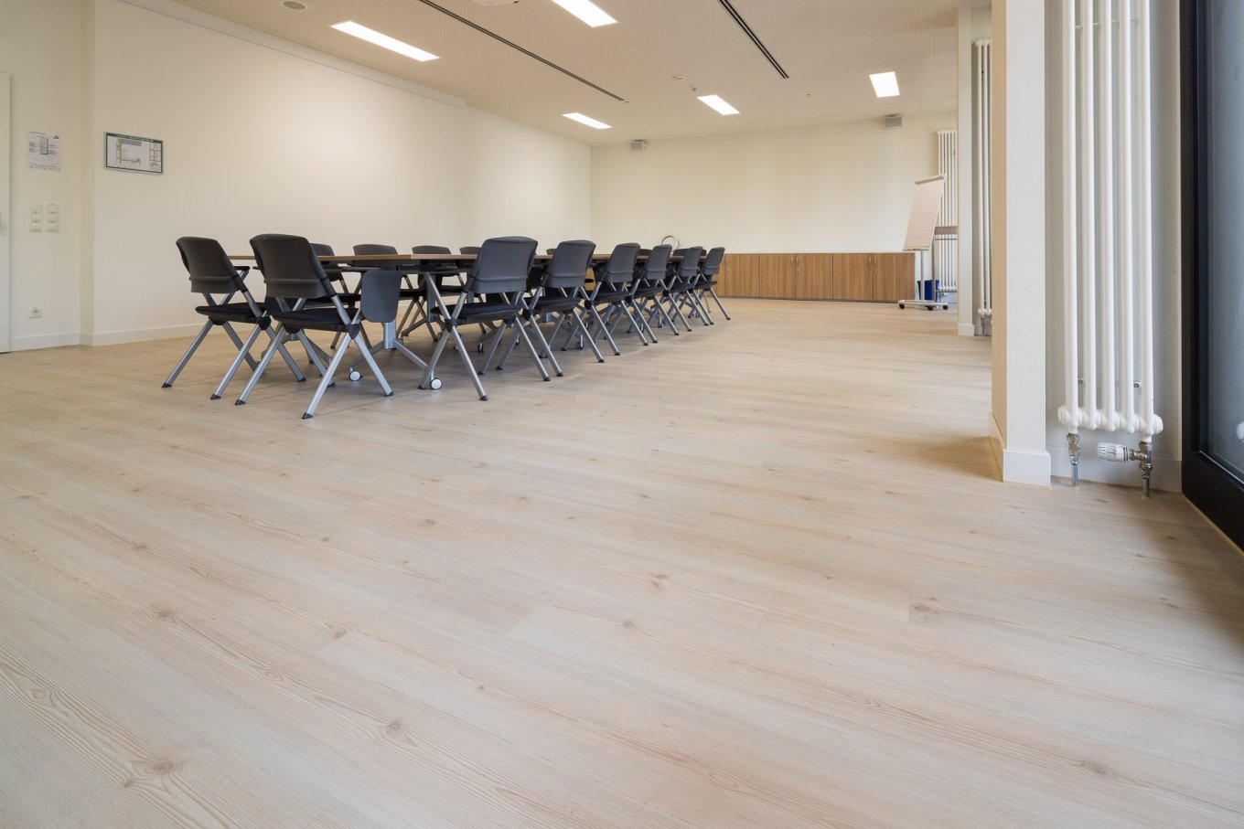 wineo PURLINE Bioboden Klinik Palliativmedizin Besprechungsraum Schulungsraum moderne Einrichtung Stuhl Bodenbelag
