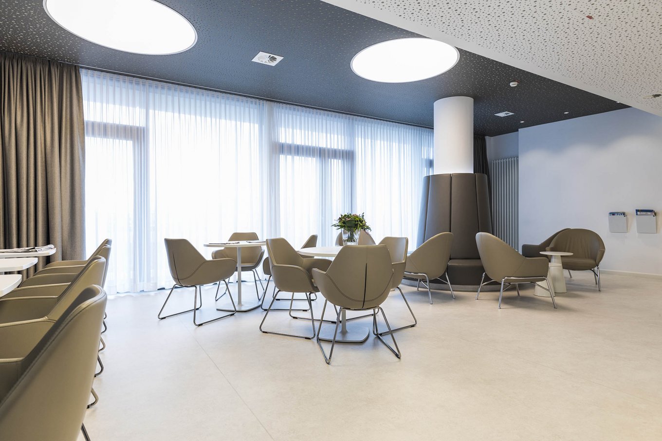 wineo Purline Bioboden Rollenware hell Wartebereich große Fenster Sitzmöbel braun modern Klinikum