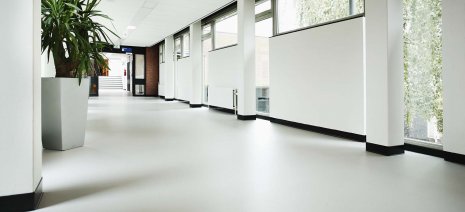wineo Purline Bioboden Rollenware weiß modern hell Korridor große Glasfenster Klinikum