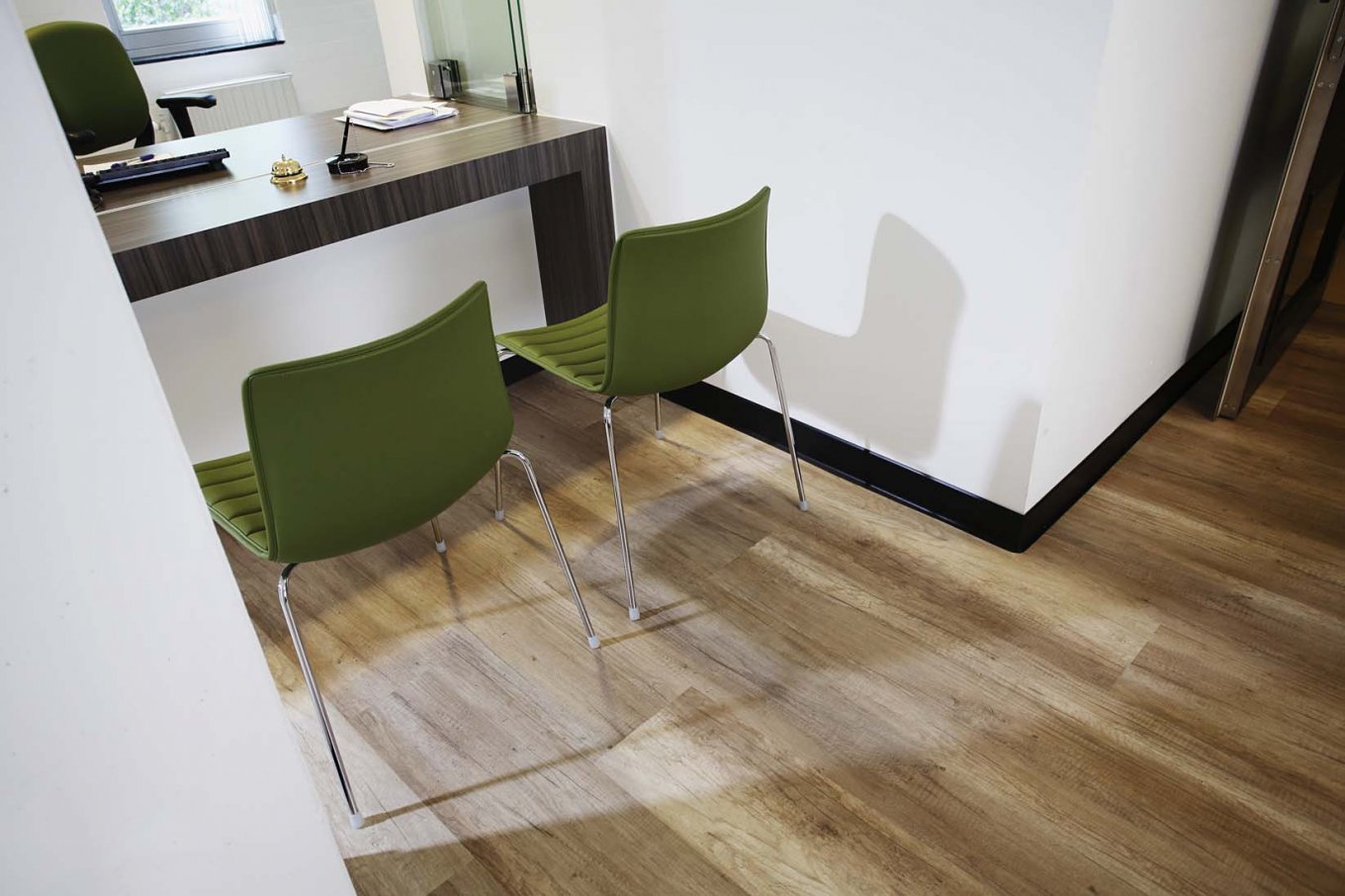 wineo Purline Bioboden Stühle Beratung Klinikum modern 
