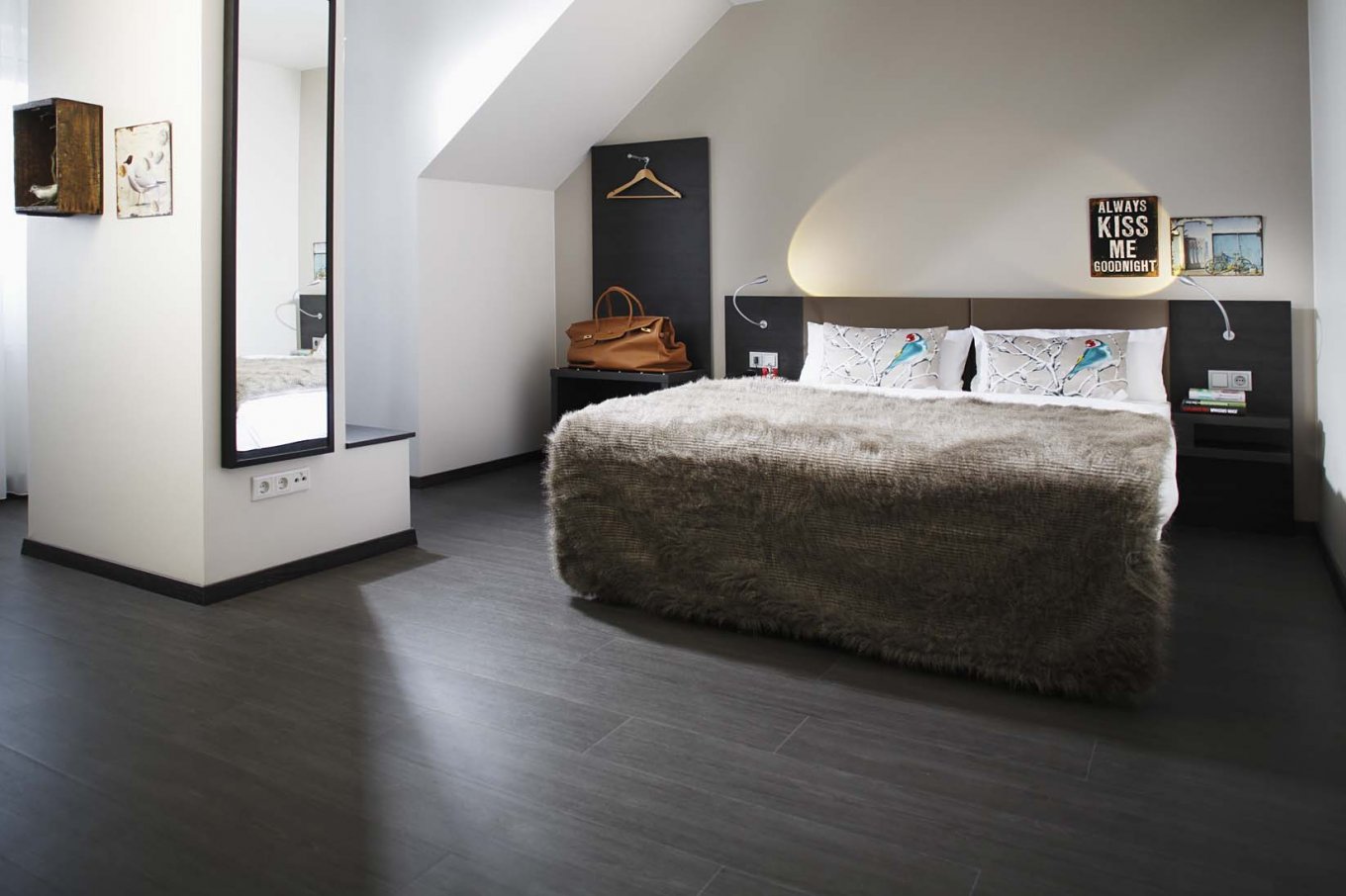 wineo Purline Bioboden dunkel Planken Bett Schlafbereich Hotel 