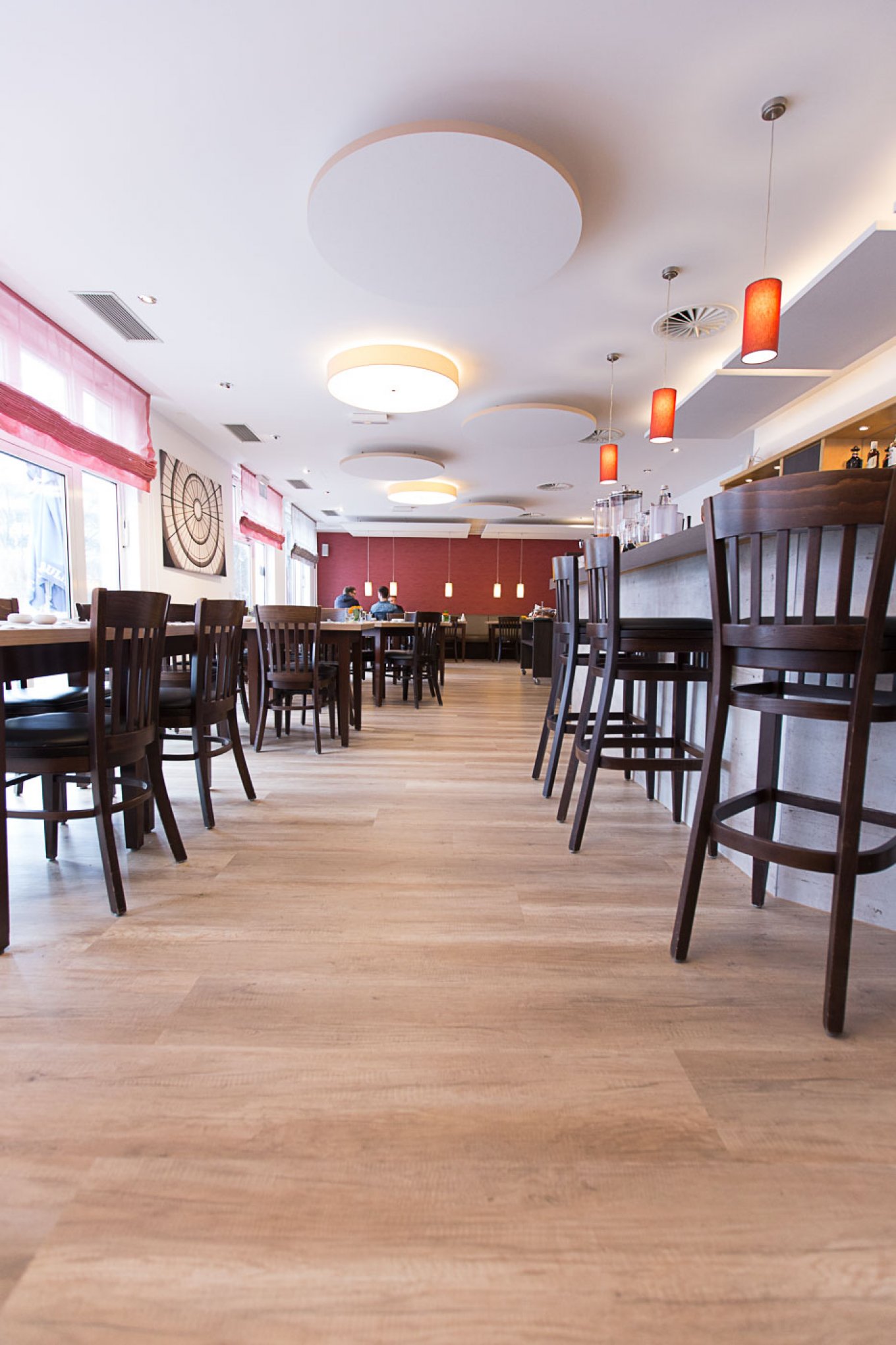 wineo Bodenbelag im Hotel Essbereich Restaurant rustikal Holzoptik Stühle Tische