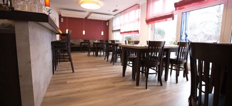 wineo Bodenbelag im Hotel Essbereich Restaurant rustikal Holzoptik Tresen Stühle