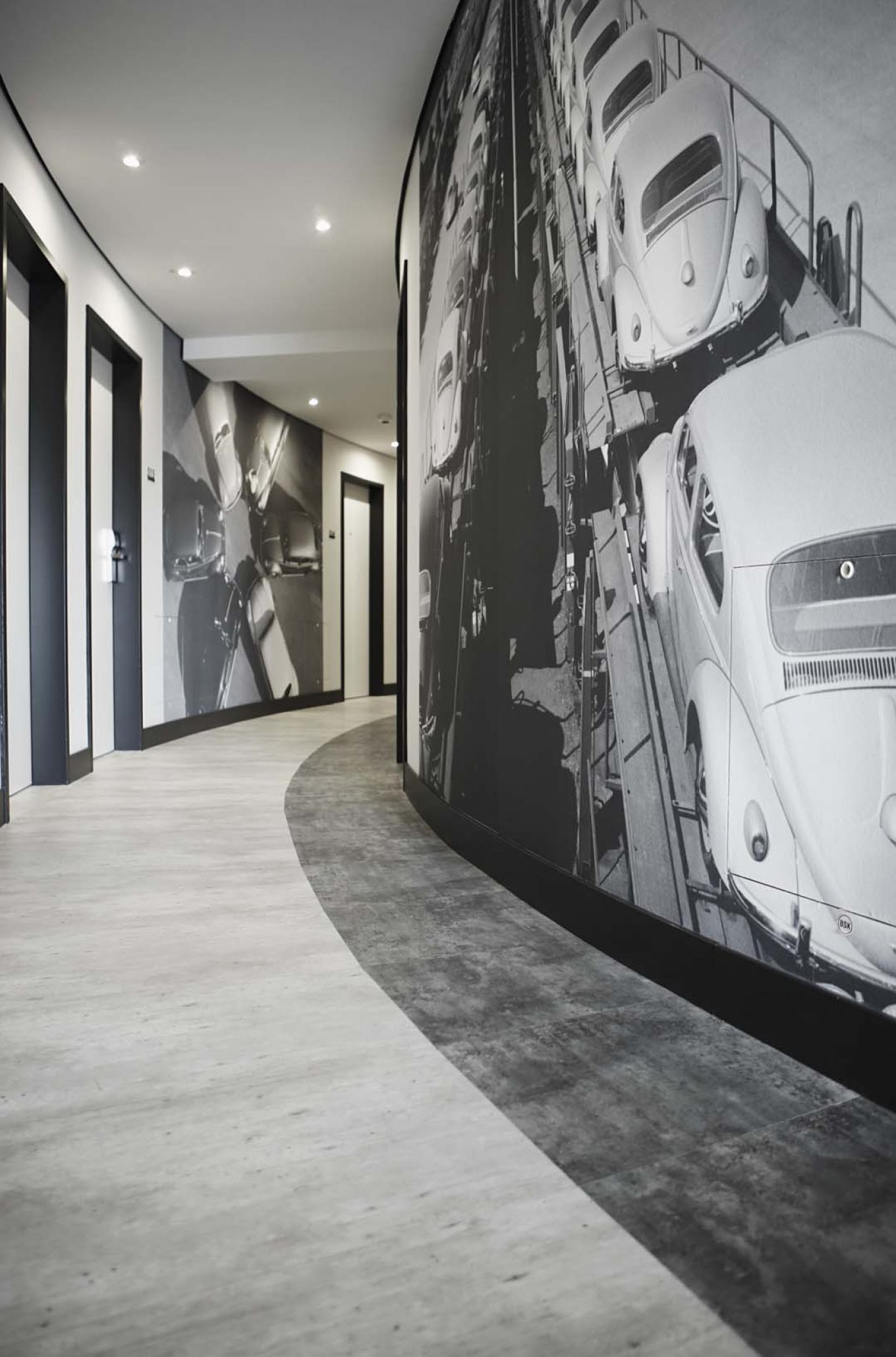 wineo Purline Bioboden schwarz weiß modern Flur Hotel Wandgstaltung