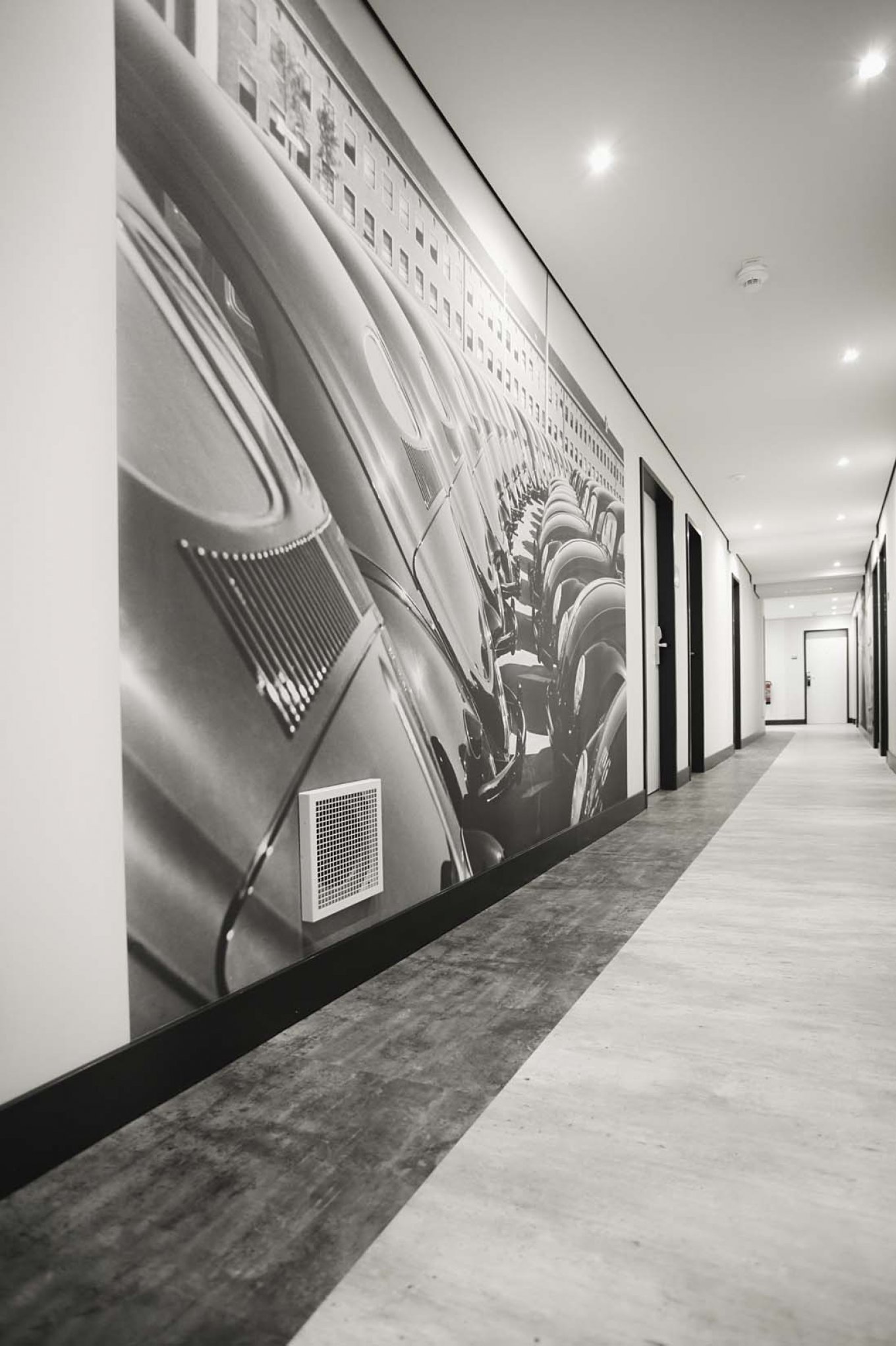 wineo Purline Bioboden Rollenware schwarz weiß modern Flur Wandgestaltung Hotel