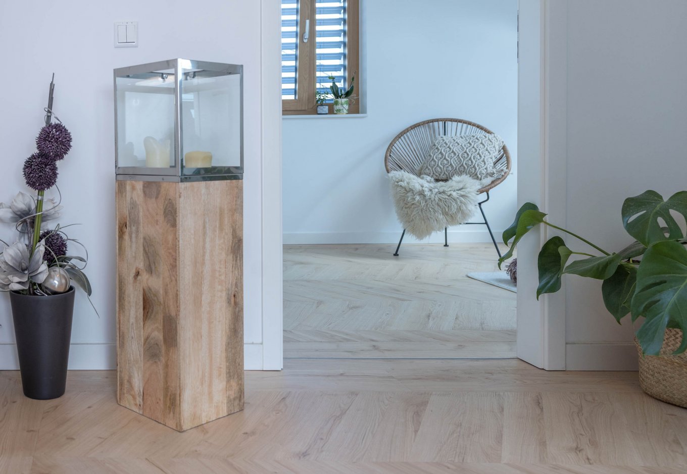 wineo PURLINE Bioboden Holzoptik Fischgrätmuster Zimmerpflanze Sessel moderne Einrichtung