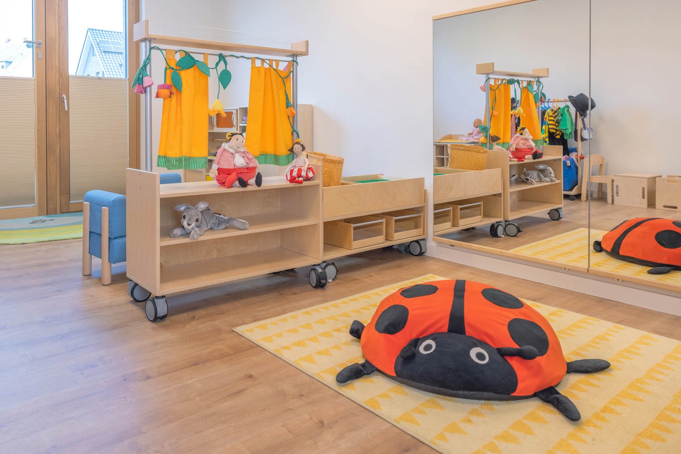 wineo PURLINE Bioboden Holzoptik Fußboden Kindergarten Stuhlrollen Bodenbelag Kommode Kindertagesstätte Kita