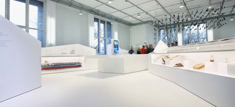 wineo Purline Bioboden Rollenware weiß hell modern Ausstellung Museum Glas 