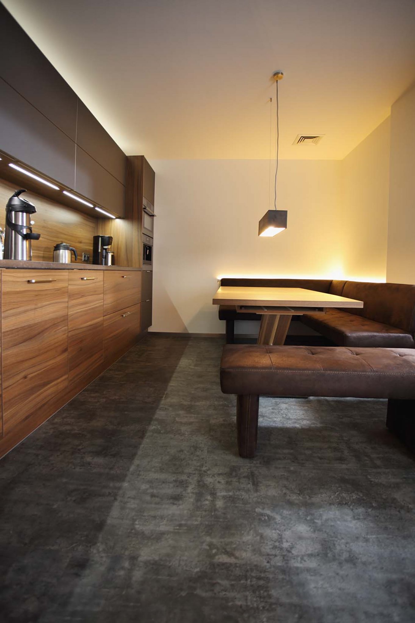 wineo Purline Bioboden dunkel Küche Holzmöbel Sitzecke gemütlich