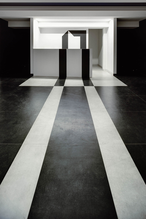 wineo Referenz wineo Bodenbelag in Kunstgalerie Kunstausstellung Modern schwarz weiß