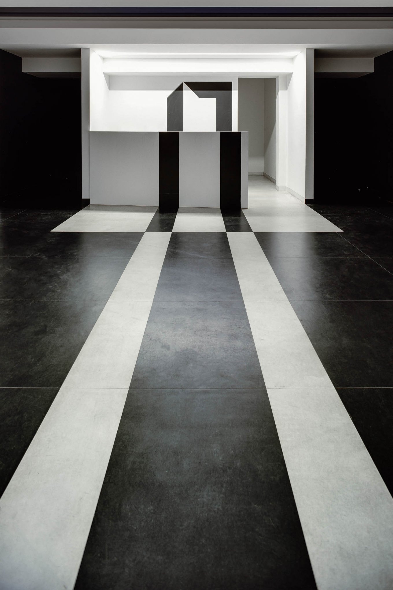 wineo Bodenbelag in Kunstgalerie Kunstausstellung Modern schwarz weiß