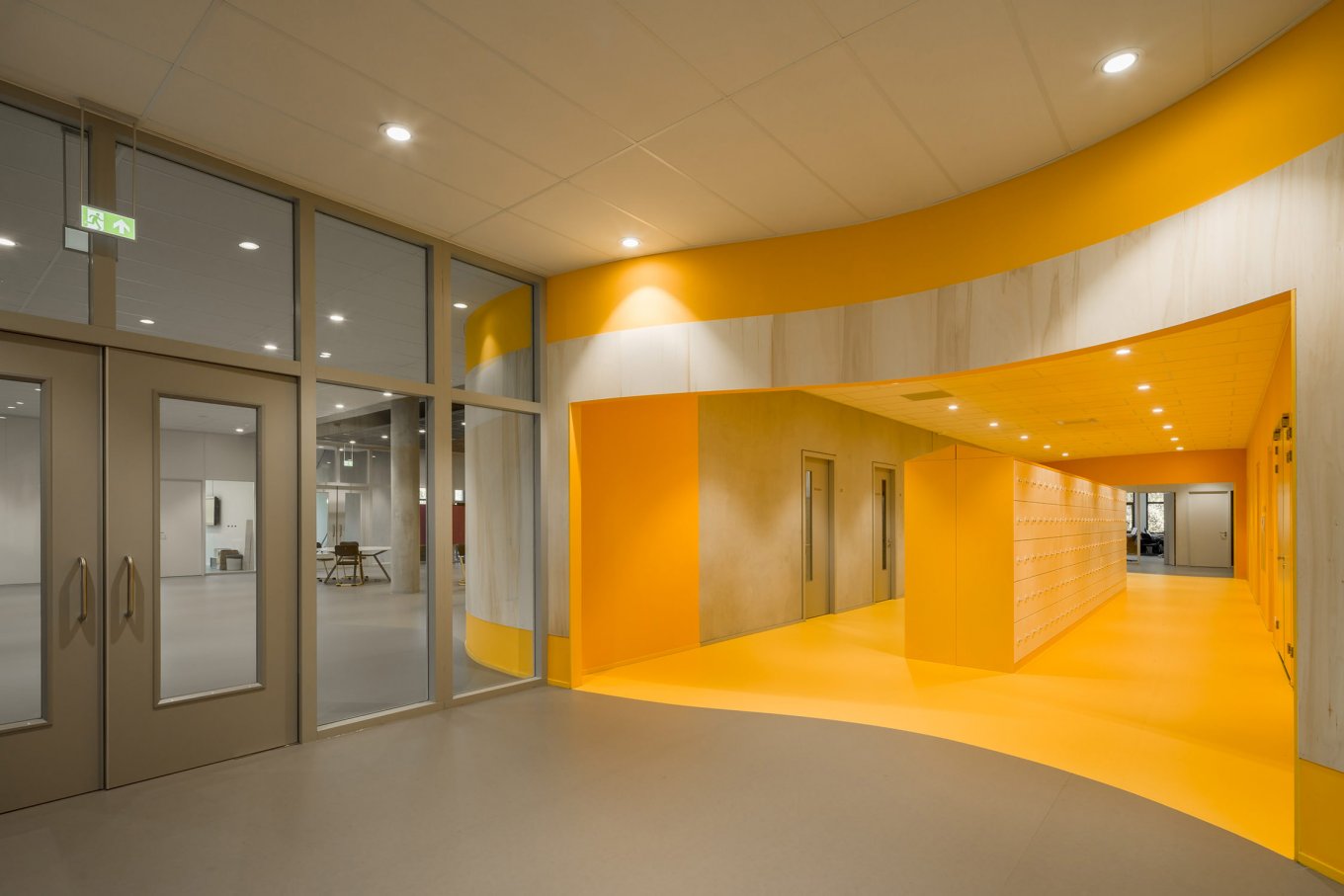 wineo Purline Bioboden Foyer groß orange Türen