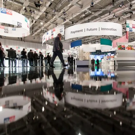 wineo Laminatboden wineo Laminatboden schwarz glänzend auf einer Messe