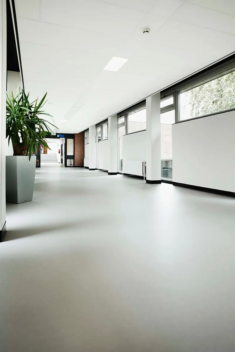 wineo Purline Bioboden wineo Purline Bioboden Rollenware weiß modern hell Korridor große Glasfenster Klinikum