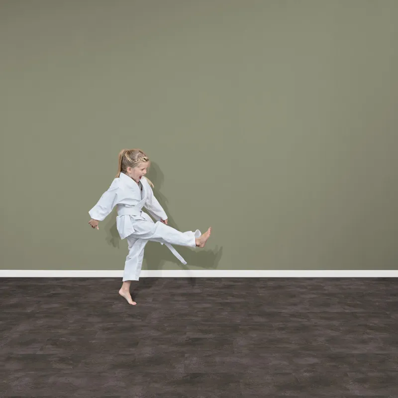 wineo 1000 PURLINE Bioboden Betonoptik graue Wand Kind Karate