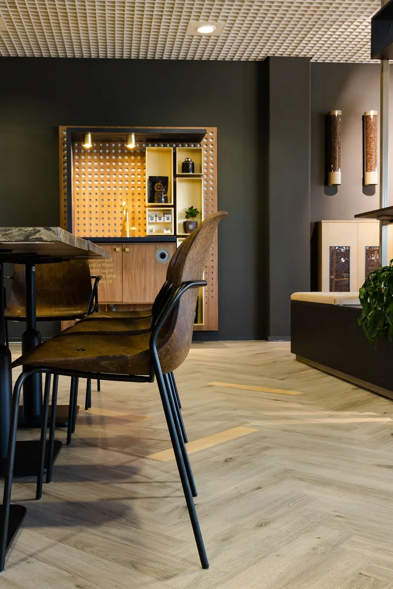 wineo Referenzobjekt | HR Maas wineo Referenzobjekt | HR Maas PURLINE Bioboden im FIschgrätmuster Stuhl Regal Tisch