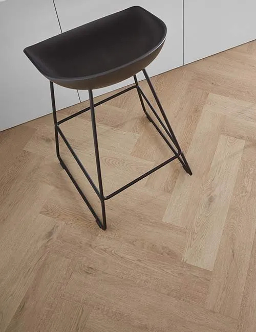 Schwarzer Stuhl auf modernem Eiche Vinylboden in Fischgrätmuster