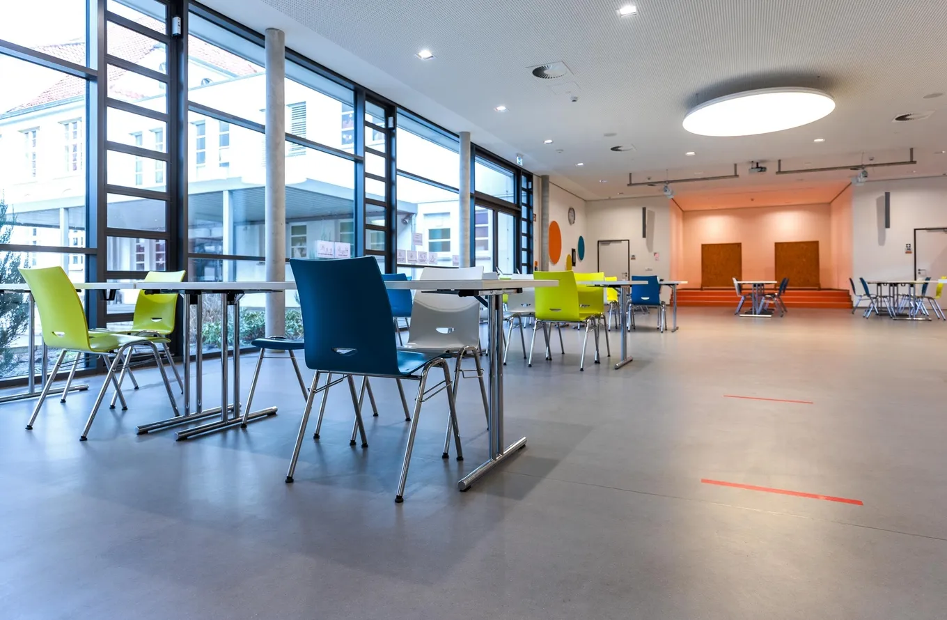 wineo PURLINE Bioboden Schule Aula moderne Einrichtung