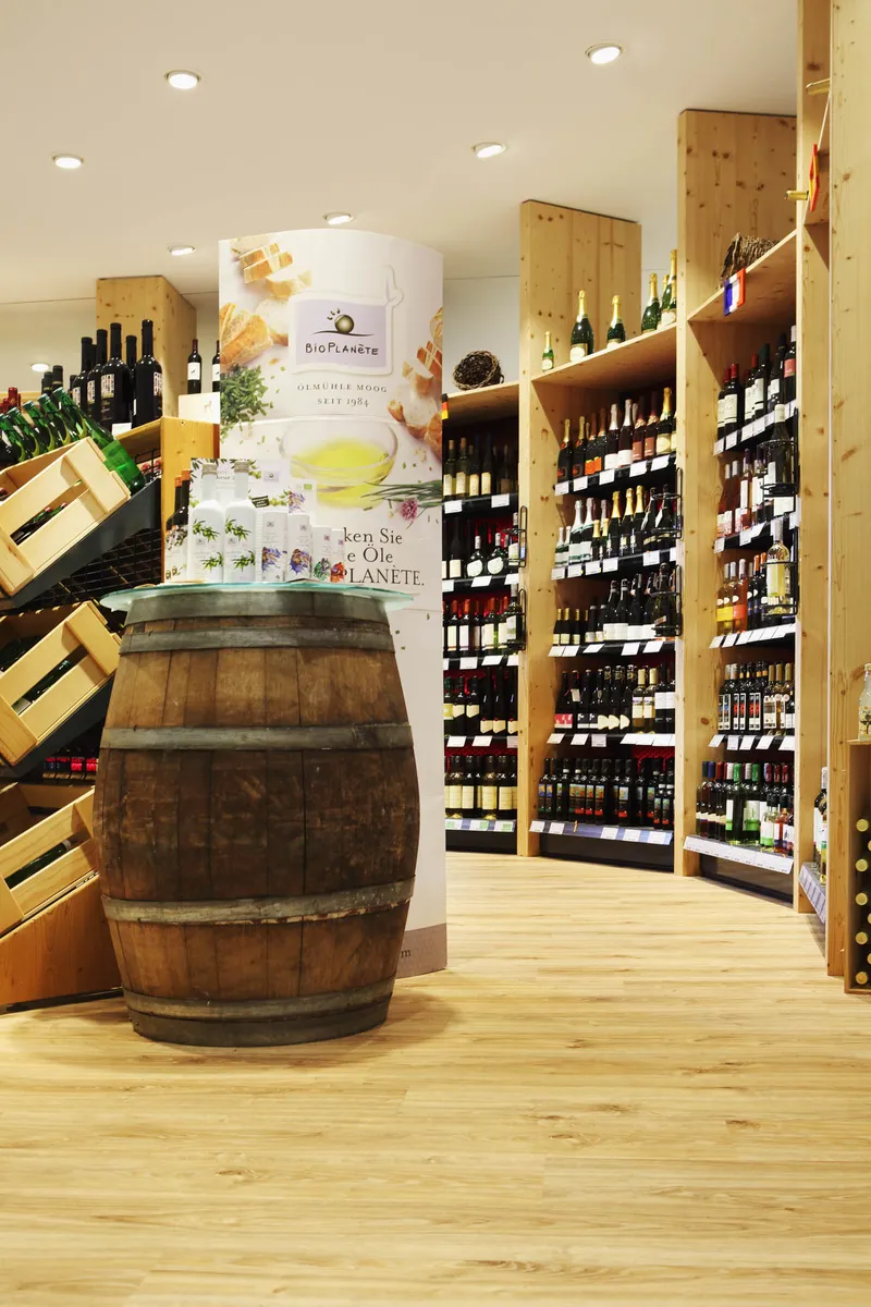 wineo Purline Bioboden  wineo Purline Bioboden Holzoptik Wein Regale Weinfass Bioladen