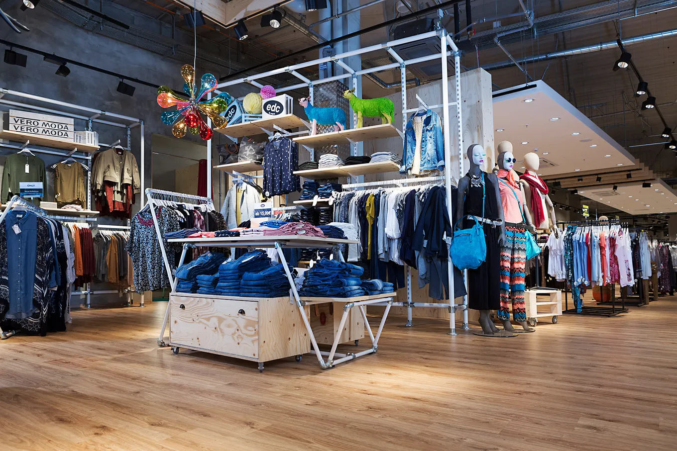 wineo Purline Bioboden Holzoptik Kleidung Modegeschäft