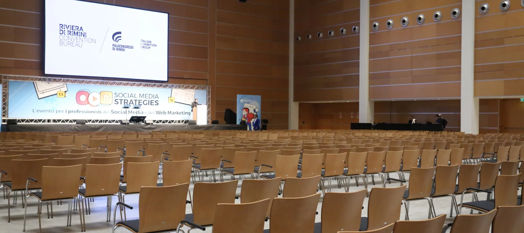 wineo Referenz wineo Referenz Palacongressi PURLINE Bioboden im Konferenzsaal Betonoptik im Fliesenformat