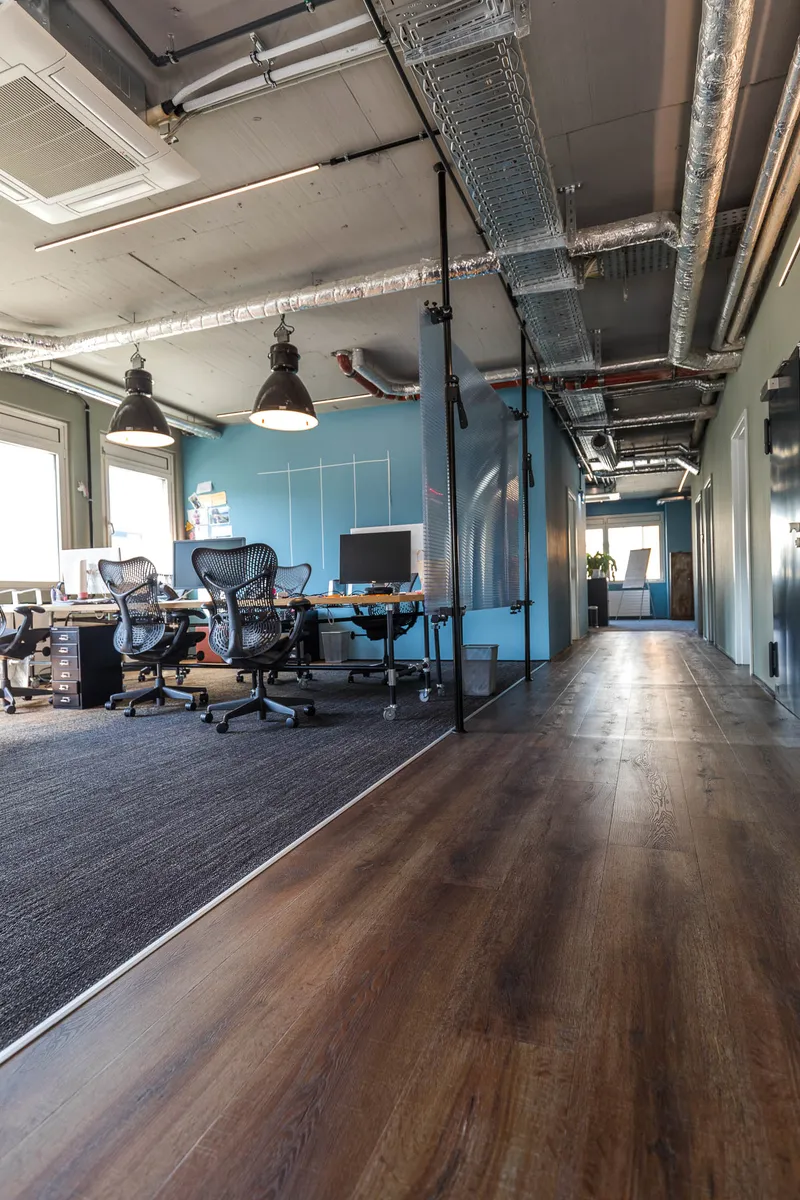 wineo Referenz | u+i interact Digital-Agentur Referenzobjekt Digitalagentur Webagentur Bielefeld Bodenbelag Designboden Wokspace Büro Fussboden dunkel