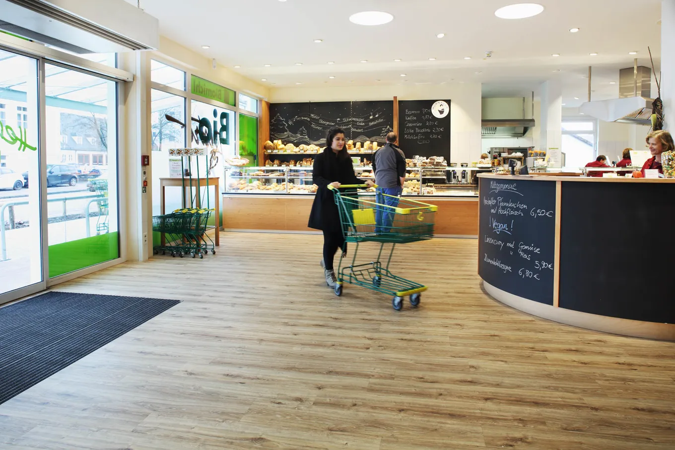 wineo Purline Bioboden Holzoptik Eingang Theke Bioladen