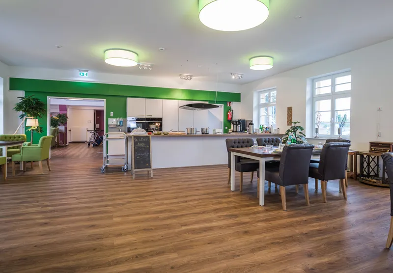 wineo Vinylboden wineo Vinylboden Holzoptik dunkel Kantine Mehrzweckraum Stuhl Sessel Freizeitraum Esszimmer