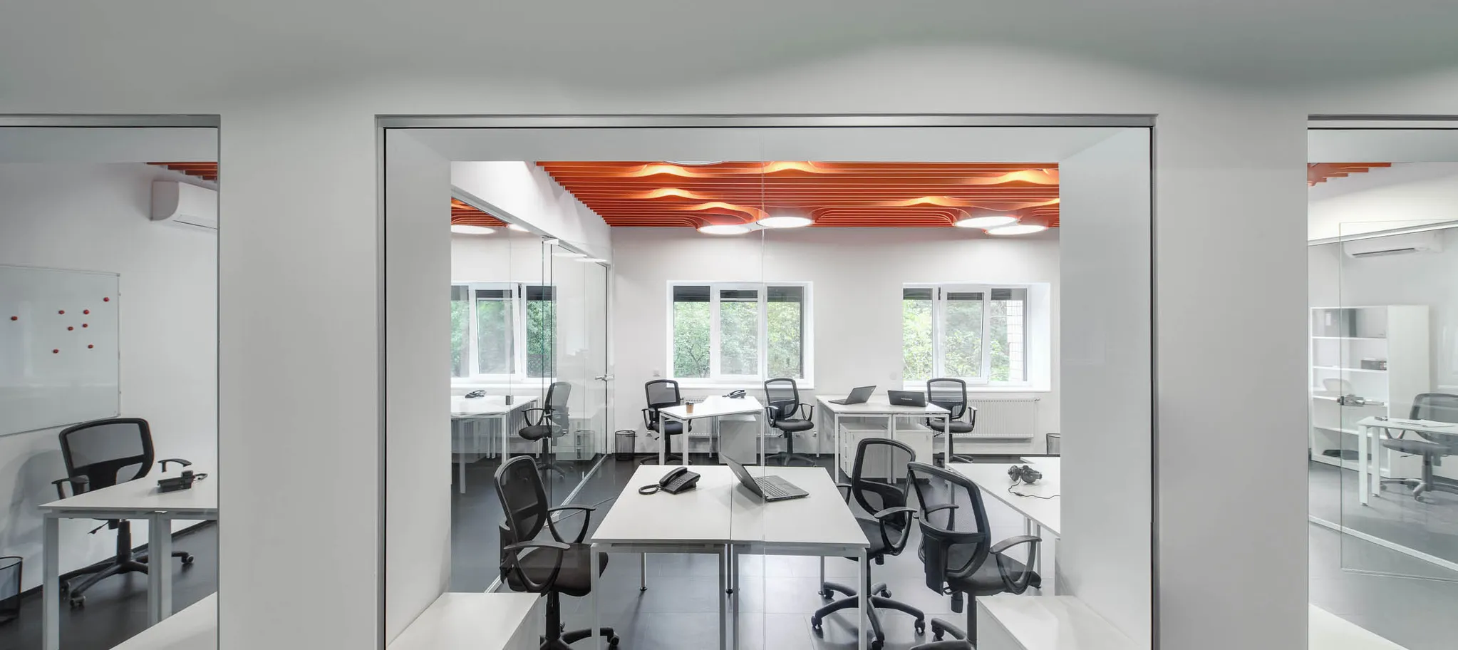 Referenz Objekt Büro Arbeitsplatz Bodenbelag Fussboden Dunkel Fliesenformat