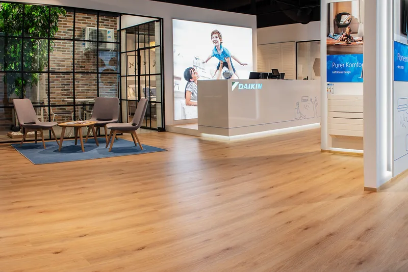 wineo Purline Bioboden  wineo Purline Bioboden Holzoptik Empfang Showroom Wartebereich