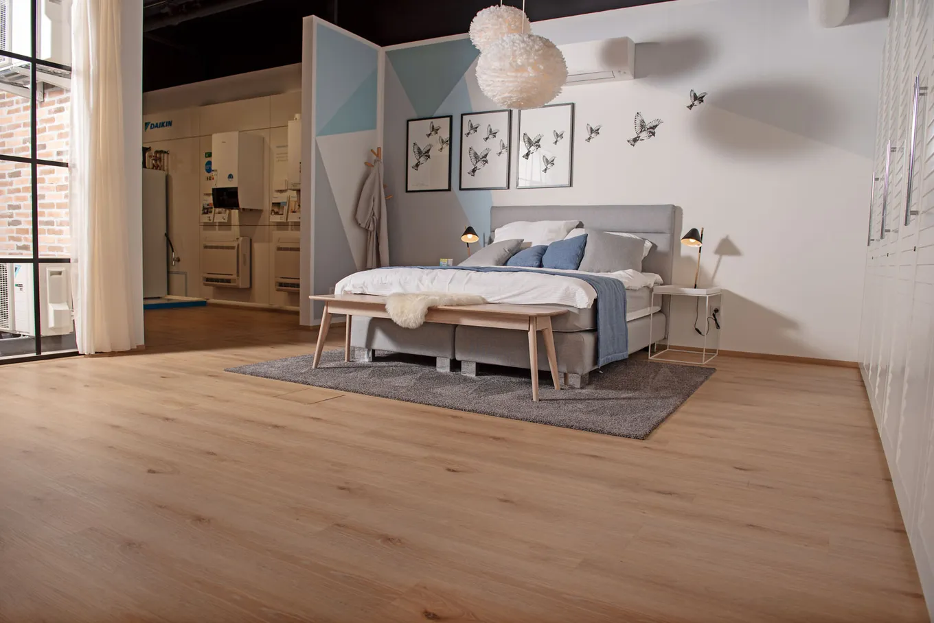 wineo Purline Bioboden Holzoptik Schlafzimmer Showroom