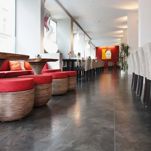 wineo Bodenbelag wineo Bodenbelag Steinoptik grau im Hotelrestaurant