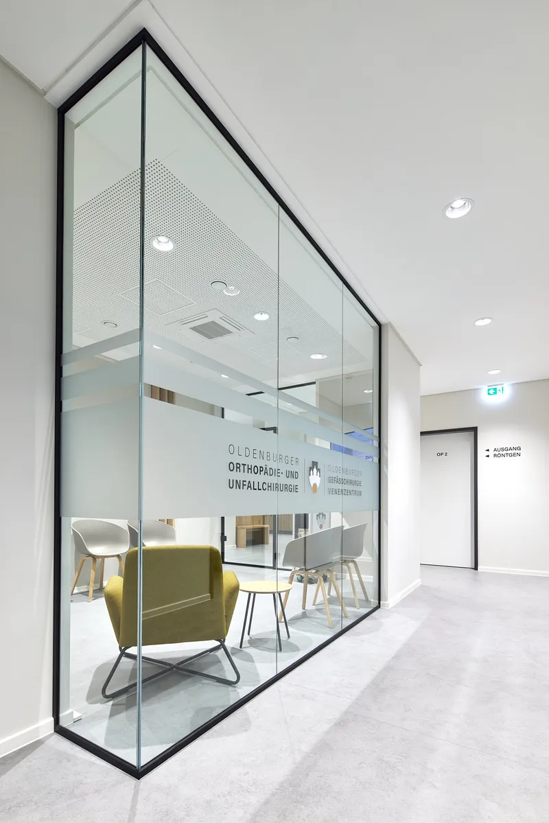 wineo PURLINE Bioboden Modernes Wartezimmer der Unfallchirugie August Caree Oldenburg mit hellgrauem Fußboden in Betonoptik