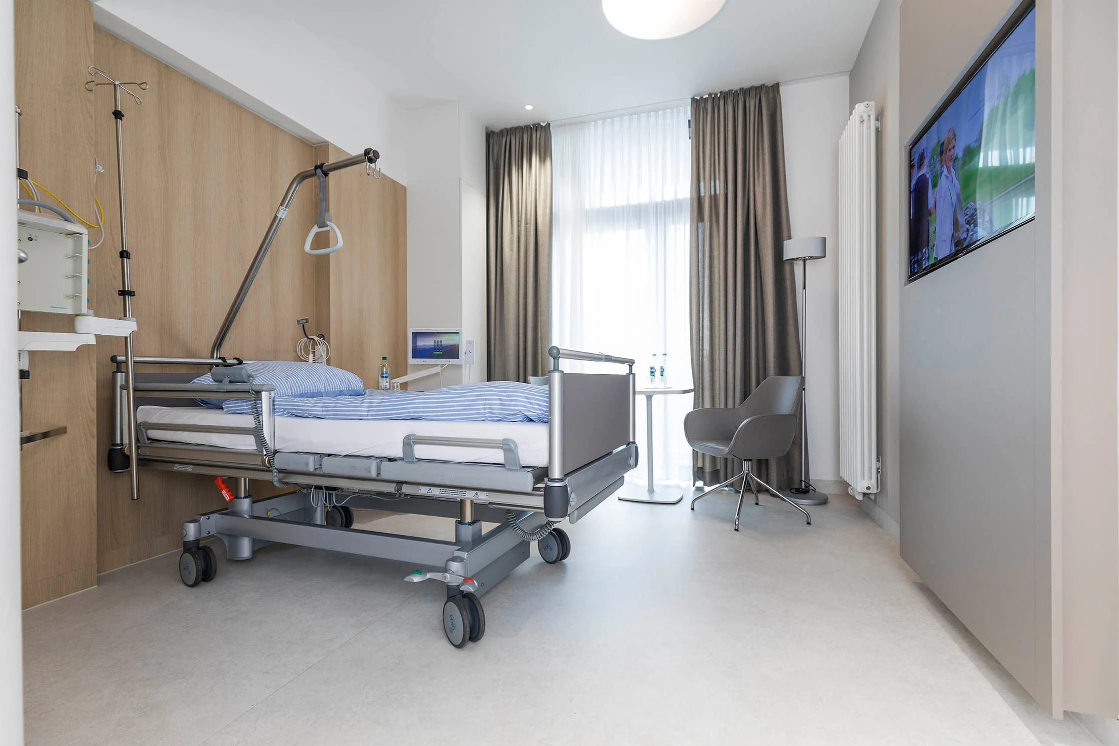 wineo Purline Bioboden Rollenware hell Krankenbett Krankenzimmer modern Klinikum