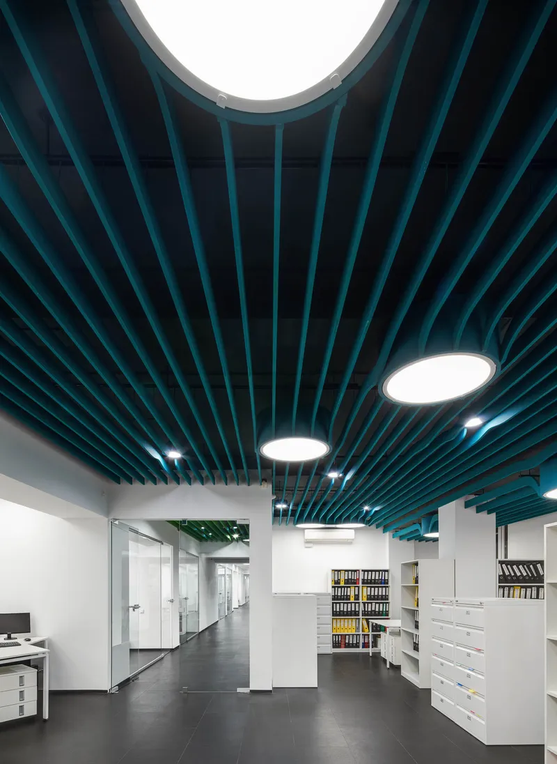 wineo Referenzobjekt | HR Office Referenz Objekt Büro Arbeitsplatz Bodenbelag Fussboden Dunkel Fliesenformat