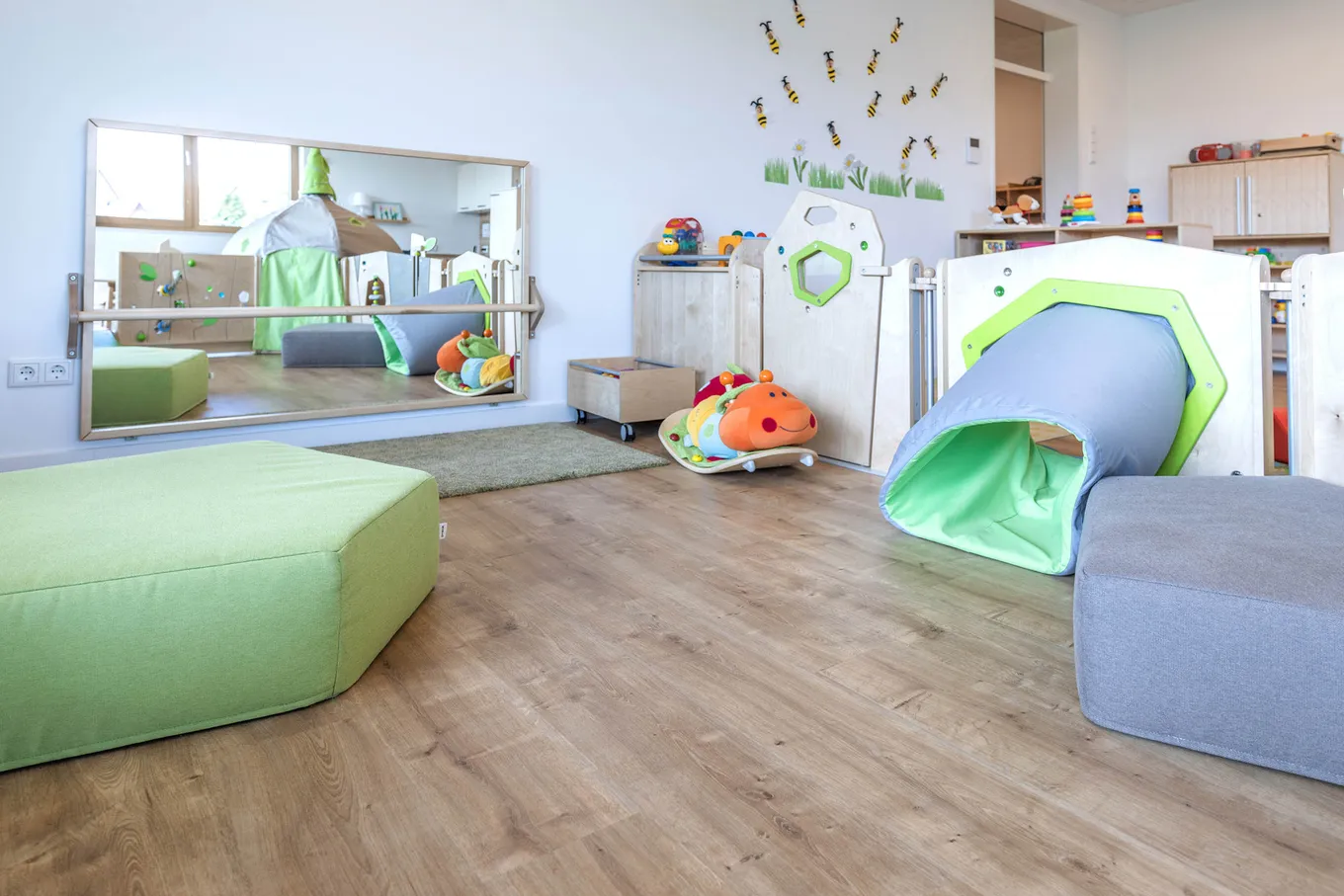 wineo PURLINE Bioboden im Kindergarten Fußboden Holzoptik Bodenbelag Kita moderne Einrichtung Spielzeug Rutsche Teppich