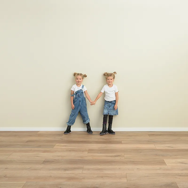 wineo 1000 PURLINE Bioboden Holzoptik helle Wand Mädchen Zwillinge 