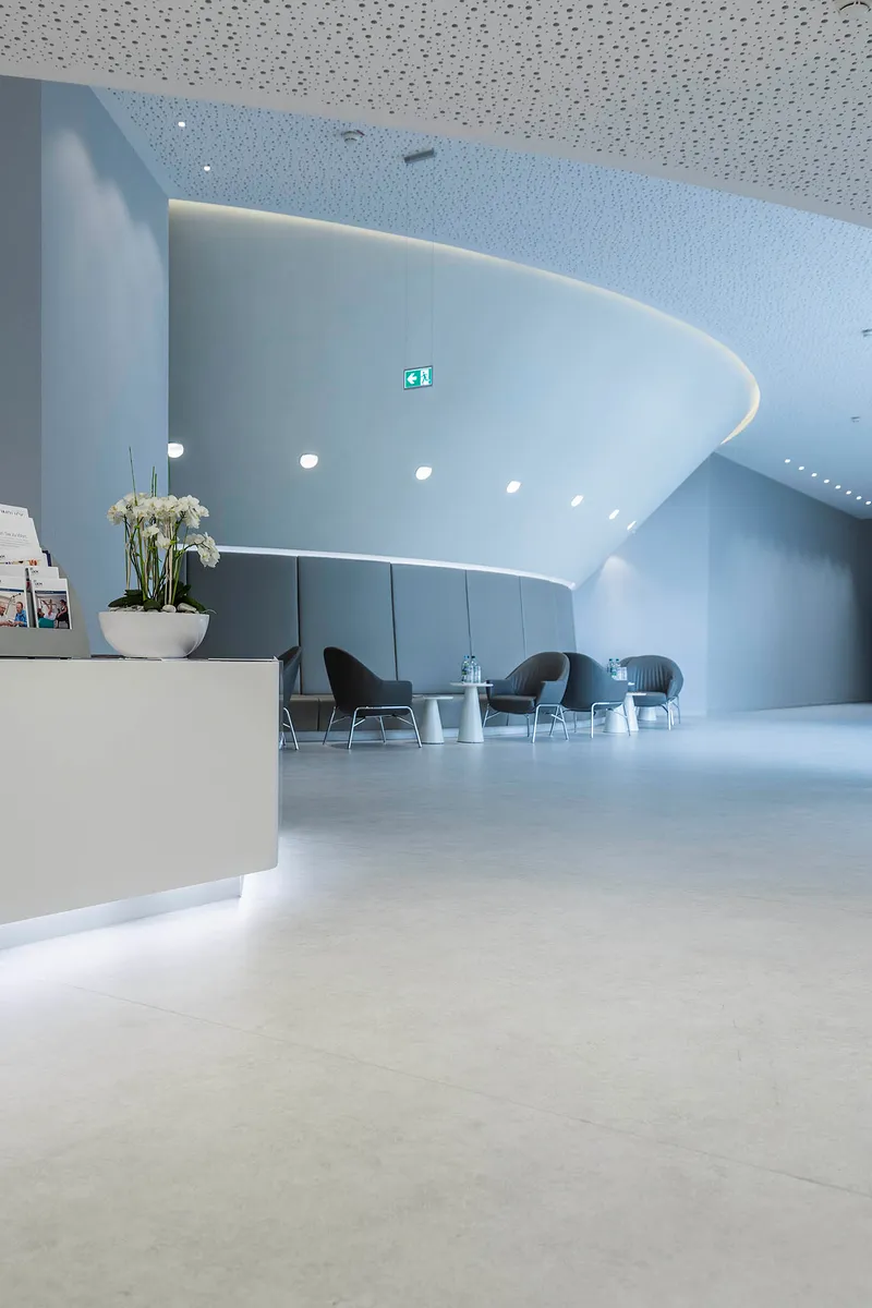 wineo Purline Bioboden  wineo Purline Bioboden Rollenware weiß Empfang Foyer Wartebereich Sitzmöbel modern hell Klinikum